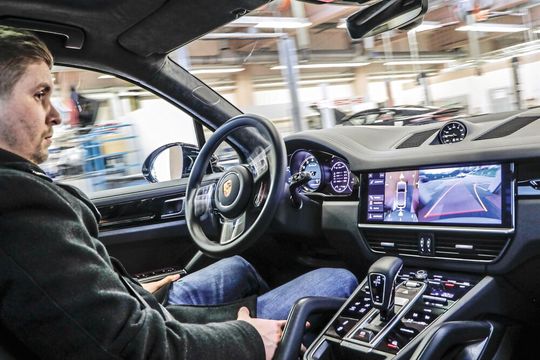 Der Fahrer sitzt nur noch aus Sicherheitsgründen hinter dem Steuer, während sich das Fahrzeug selbstständig in Richtung Hebebühne manövriert. Den Befehl dafür löst der Mechaniker mittels Tablet aus.(Bild:  Porsche)