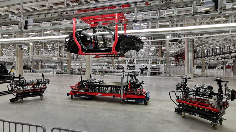 Derzeit stellt Tesla in seiner Fabrik in Grünheide etwa 2.000 Autos pro Woche her. Derzeit stellt Tesla in seiner Fabrik in Grünheide etwa 2.000 Autos pro Woche her.