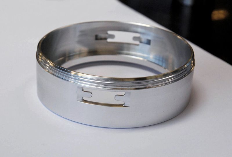 Innovative Leuchten-Aufnahme mit Anschlusssystem. Verformungsfreies Spannen sorgt für die gewünschten Fräs-Ergebnisse. (Bild: Röhm Spanntechnik AG)