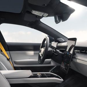 The seating position is low, the cockpit is oriented towards the rider. The design is minimalist, with quick access to the most important functions.(Image: Polestar)
