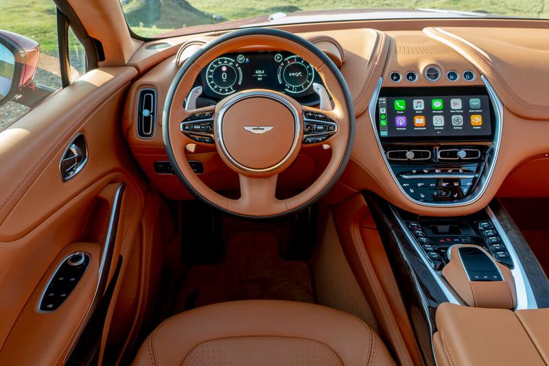 Innen geht es gediegen zu. Lediglich das Infotainment-System genügt den Luxusansprüchen nicht. (Bild: Aston Martin)