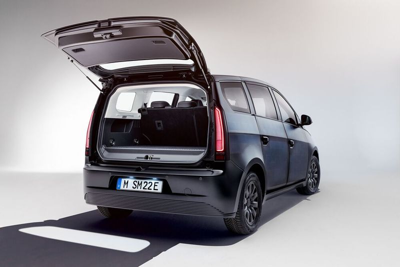 An der Integration der 456 Halb-Solarzellen in Türen, Kotflügeln und Dach will der Hersteller bis Produktionsstart weiter arbeiten. Man wolle die bläulich schimmernden Module nicht verstecken. Es gehe eher darum, sie nahtlos in die Karosserie einzubinden.  (Bild: Sono Motors/ MARTIN MEINERS PHOTOGRAPHY)