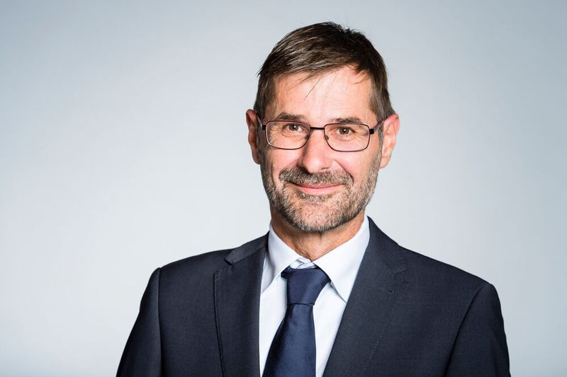 Dr. Holger Schlüter, promovierter Elektroingenieur und Associate Director Internet of Things (IoT) der Lufthansa Industry Solutions: „Wenn über Predictive Maintenance diskutiert wird, ist oft Condition Based Monitoring gemeint: die permanente Überwachung von Maschinendaten, auf deren Basis ermittelt werden kann, ob eine Wartung angezeigt ist. Man kann allerdings nicht voraussagen, wann sie oder einzelne Komponenten ausfallen. Hierzu müssen in der Regel weitere (externe) Informationsquellen herangezogen werden.  In unserem Digital Lab erproben Software-Entwickler, Ingenieure, Vertriebsmitarbeiter, IT-, IoT- und Big-Data-Experten mit Kunden Konzepte und Prototypen für neue digitale Produkte und Services. Ziel ist es, in einer Industrie-4.0-Umgebung Sensortechnik, Vernetzung, Kommunikation und eine intelligente Datenanalyse, im Sinne einer kostengünstigen Gesamtlösung zu kombinieren.  So entwickeln wir intelligente Lösungen z. B. um Füllstände oder Erschütterungen zu erfassen und zu monitoren. Das ermöglicht Reparaturen, bevor Schäden an Geräten die Produktion lahmgelegen.“  (Bild: Photography Schaarschmidt)