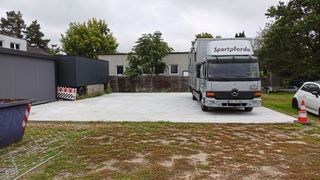 Dieses Autohaus hat abseits des Betriebs eine solide Betonfläche als Quarantäneplatz für verunfallte Elektroautos gießen lassen. (Rosenow/»kfz-betrieb«)