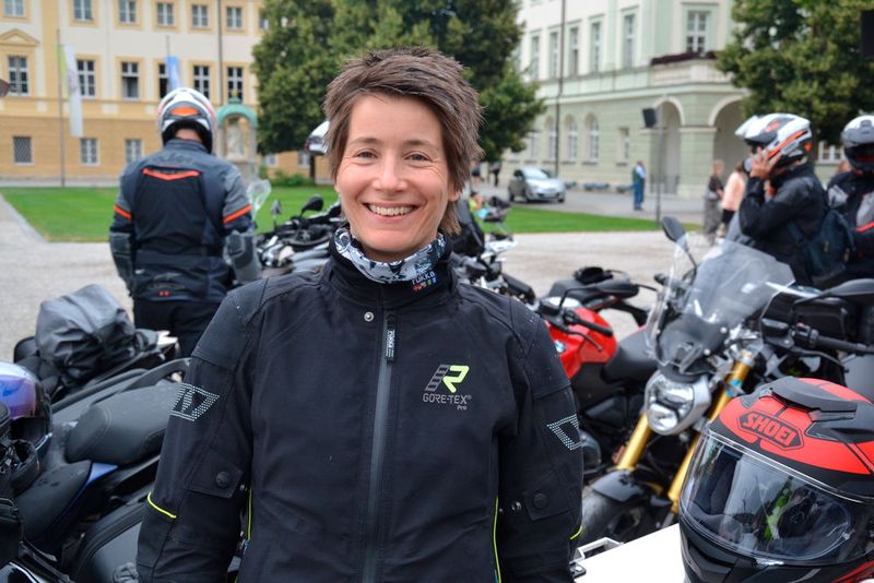 Die erlaubte Geschwindigkeit immer im Blick: Mareile Guderjahn (Vogel Communications Group) fuhr als Sozia bei …  (Bild: Michel/»kfz-betrieb«)