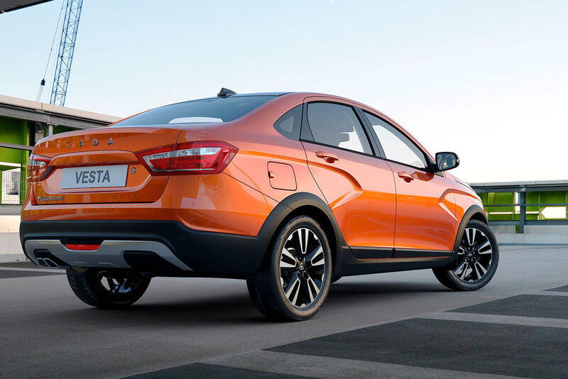 Auch eine Cross-Version mit SUV-Applikationen, etwa ein verstärktes Bodenblech, ist serienreif. (Lada)