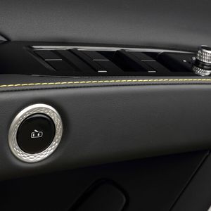 Einen mechanischen Türöffner wird es im Grecale nicht mehr geben. Stattdessen entriegeln die Türen auf Knopfdruck elektrisch.(Bild:  Maserati)