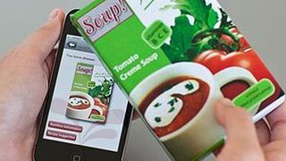 Unsichtbarer Helfer: Der neue Code wird auf den Karton, die Folie oder das Papier gedruckt und mit einer App ausgelesen.  (Bild: Edelman)