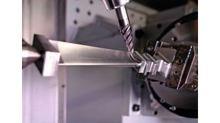 Mit der verbesserten Kühlleistung wird auch die Effizienz des Drehfräszentrums HSTM gesteigert. Die Maschine eignet sich vor allem für die Bearbeitung von Turbinen- und Kompressorschaufeln, Blisks und Radialverdichtern.  (Bild: Hamuel)