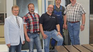 Haben im Team für eine reibungslose Installation des Bohr-Fräszentrums gesorgt: Dr. Alfons Lorenz von FPT, Ralph Nagel, Dieter Schneider, Maschinenbediener Reinhold Weißenfels und Günter Kloos. (Bild: Kroh)