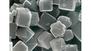 Magnetit kristallisiert gewöhnlich in würfelförmiger (kubischer) oder in achtflächiger (oktaedrischer) Struktur aus. Beide Formen haben einen zu großen Restmagnetismus und sind daher unbrauchbar für Laserdrucker. Bild: Lanxess (Archiv: Vogel Business Media)