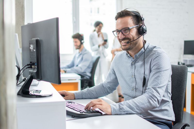 Anrufer beim Helpdesk: „Mein Monitor geht nicht.“ Helpdesk: „Ist er denn eingeschaltet?“ Anrufer: „Ja.“ Helpdesk: „Schalten Sie ihn doch bitte mal aus.“ Anrufer: „Ah, jetzt funktioniert er…“  (Bild: Bojan - stock.adobe.com)