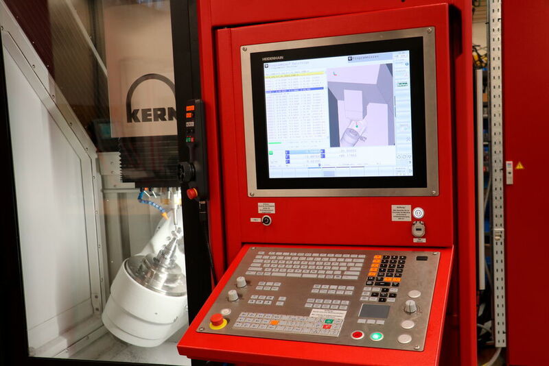 Since 2020 the Innerbichler shop runs a Kern Micro HD and machines — if necessary around the clock and two shifts without operators. (Kern Microtechnik )