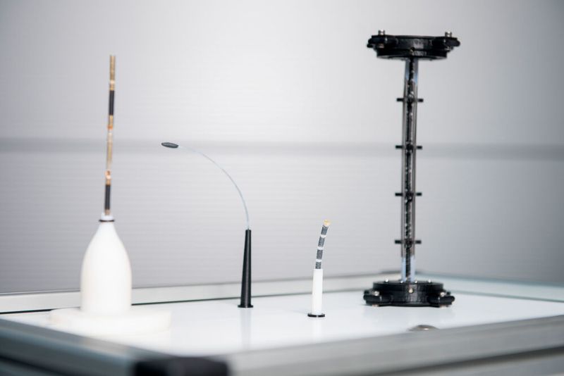 Die biegsamen Roboterarme, die Professor Stefan Seelecke und seine Forschergruppe an der Universität des Saarlandes entwickeln, haben keine steifen Gelenke, dafür aber Muskeln aus Formgedächtnis-Drähten. Diese können in Zukunft in der Medizin als Führungsdraht bei Herzoperationen oder als Endoskop bei Magen- und Darmspiegelungen zum Einsatz kommen. Die Forscher demonstrieren mit Prototypen die Funktion ihrer Formgedächtnis-Arme vom 1. bis 5. April auf der Hannover Messe. (Bild: Oliver Dietze)