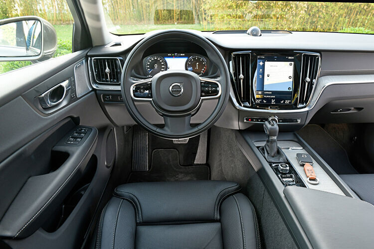 Das Cockpit im neuen V60 bedient sich bekannter Bauteile, in der Mittelkonsole thront der große, hochkant eingebaute Touchscreen, es gibt virtuelle Instrumente, ein Head-up-Display, Massagesitze und natürlich Online-Zugang. (Volvo)