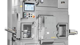 Das RTDS2 von Steriline nutzt Robotertechnik und Impulslicht zur Oberflächendekontamination von Wannen für Spritzen, Ampullen oder auch Patronen. (Steriline; © raz234 - stock.adobe.com)