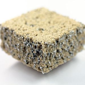 Um den neuen Hybridwerkstoff herzustellen, fügen die Forscher in den Metallschwamm des Fraunhofer-IWU den Holzschaum ein.