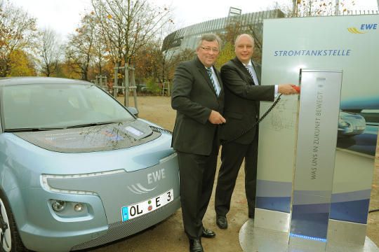 Der Energiekonzern EWE hat sich von Karmann das Elektroauto E3 entwickeln lassen. Das Fahrzeug mit herstellerunabhängiger Elektronikarchitektur könnte ebenfalls 2012 auf den Markt kommen. (Archiv: Vogel Business Media)