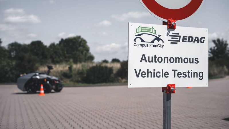 Der City Bot des Entwicklungsdienstleisters EDAG ist zum ersten Mal in einem Reallabor gefahren.