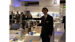 Bernd-Udo Bopp, Produktmanager bei Brand, mit der neuen Titrette, die durch ein neues magnetoresistives Messsystem Fehlergrenzen von Klasse-A-Glasbüretten erfüllt. Daneben wurden auch die Bedienung und die Datenübertragungsfunktionen nachhaltig verbessert.  (Bild: LaborPraxis)