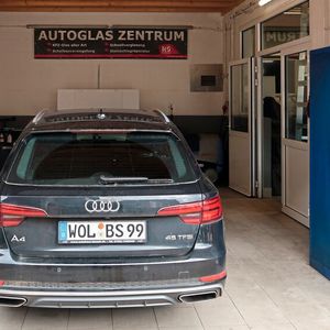 Beim Umgang mit Klebstoffen ist Sauberkeit oberstes Gebot: Für Autoglasreparaturen steht ein separater Arbeitsplatz zur Verfügung.(Bild:  Diehl – VCG)