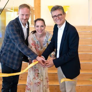 Markus Kniesel (links) und Isabel Grieshaber, Geschäftsleitung Vega Grieshaber, eröffnen mit Carlos Montala, Geschäftsführer von Vega Instrumentos, das neue Gebäude in Spanien.(Bild:  Vega)