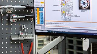 Die Software Elution von Elabo unterstützt den Mitarbeiter am Montagearbeitsplatz und leitet ihn durch die Arbeitsschritte. (Bild: Elabo)