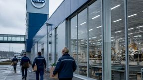 So ungefähr könnte es bald beim schwedischen Autohersteller Volvo aussehen! Denn das Management muss auf die derzeitige prekäre Lage reagieren, was rund 2.500 Stellen kosten kann ... (Bild: KI-generiert)