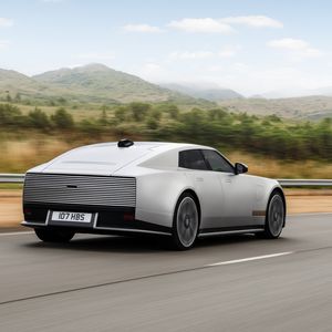 Das Heck des Type 01 zeigt markante Abrisskanten. Der cW-Wert liegt bei 0,23.(Bild:  JLR)