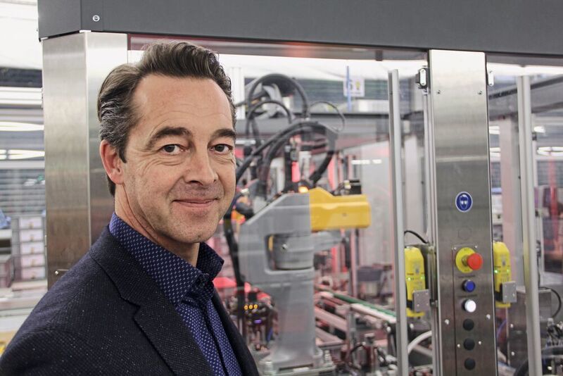 Reto Steinmann, Country President Schneider  Electric Schweiz,  in der Feller-Produktion  in Horgen. (SMM)