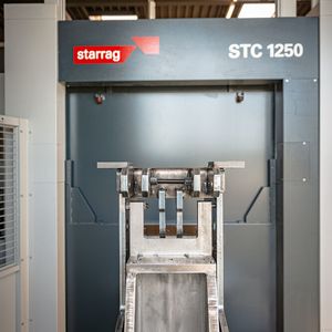 Die großen geschweißten Ständerbaugruppen stellen höchste Anforderungen an die Starrag STC 1250.
