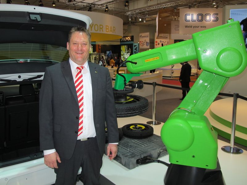 „Der CR-35iA ist der erste kollaborative Roboter der sämtliche Funktionen eines Standardroboters erfüllt”, sagt Olaf Kramm, Geschäftsführer der Fanuc Deutschland GmbH. (Bild: Kroh)