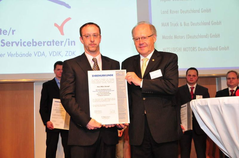 Mike Stumpf vom Autohaus Fuhrmeister in Mainz erhielt die Urkunde für Jaguar. (Archiv: Vogel Business Media)