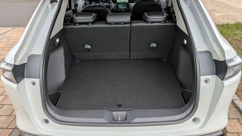 Der Kofferraum ist mit 361 Litern etwas größer als beim HR-V, aber absolut gesehen für ein fast 4,40 Meter langes Fahrzeug nicht üppig. (Bild: Rosenow – VCG)
