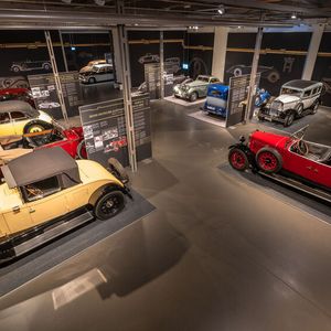 Die Sonderausstellung enthält 13 historische Fahrzeuge, davon zehn aus der Vorkriegszeit. (Bild:  Stefan Warter/Audi AG)