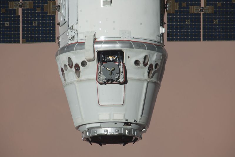 Bei dieser Nahaufnahme der Dragon-Kapsel ist sehr gut die Haltevorrichtung zu erkennen, die von Maxon-Motoren fixiert wurde. (Bild: Nasa)