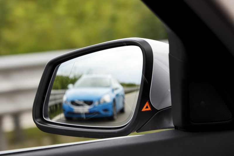 Der Spurwechselassistent warnt vor anderen Fahrzeugen im toten Winkel (Bild: ADAC)