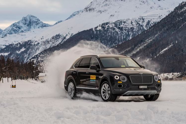 Und noch mal, weil's so schön war: Der teuerste SUV der Welt, der Bentley Bentayga, beim Schneewalzer in der Schweiz. (Pirelli)