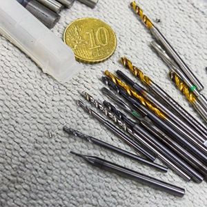 Die eingesetzten Werkzeuge, mit Durchmessern zwischen ein und drei Millimeter. Selbst ein qualifizierter Mann an der Maschine hört es nicht unbedingt, wenn solch ein Werkzeug bricht.(Bild:  Uttec/Höhne)