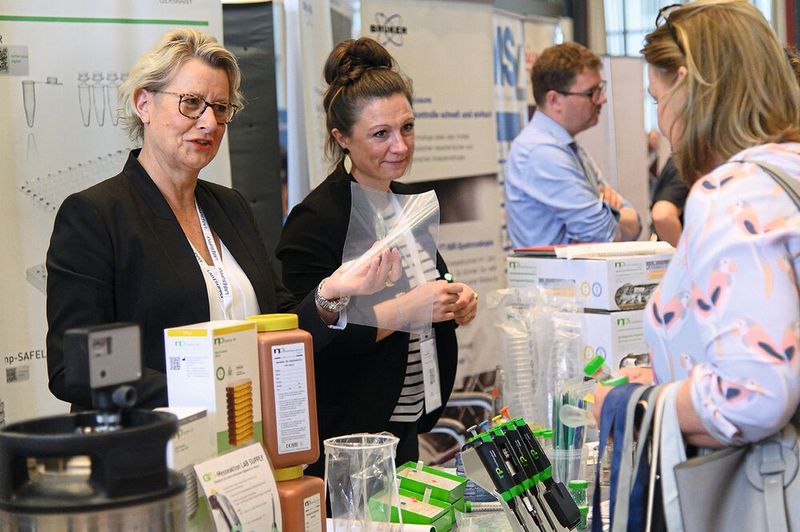 Probe gefällig? Bei Nerbe Plus gibt es neben Pipetten auch Verschlussfolien für Wells zum in die Hand nehmen.  Mehr Infos zu den kommenden LAB-SUPPLY-Messen finden Sie auf www.lab-supply.info (Bild: Stefan Stark)