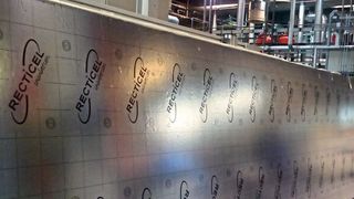 Eine Hartschaumdämmplatte geschäumt im industriellen Maßstab vom Projektpartner Recticel aus Belgien. (Covestro/Recticel)