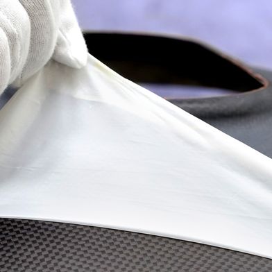 Entfernung der Peelplas-Folie nach Aushärtung eines CFK-Bauteils (Bild: Fraunhofer IFAM)