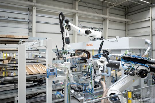 Durch automatisierten, modularen Hausbau lässt sich ein Großteil der Produktion von Häusern in die Fabrik verlagern. (Bild:  Kuka)
