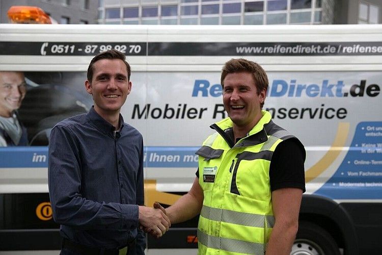 Projektleiter Tobias Ansel (links) mit Montagepartner Michael Naujokat: viel Unterstützung durch Delticom. (Foto: Delticom)