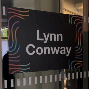 Die Räume der Konferenz sind nach historischen Figuren aus der IT-Branche bennat. Die Veranstlater wollten damit den Beitrag dieser Menschen zur Tech-Branche würdigen. Dieser Raum trägt den Namen der US-amerikanischen Informatikerin, Erfinderin und Aktivistin Lynn Conway.(Bild:  Marvin Djondo-Pacham)