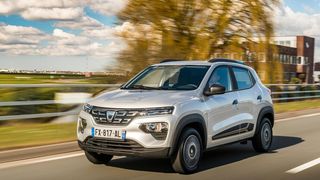 Der günstigste Stromer hat nicht zwingend das beste Preis-Reichweiten-Verhältnis: Der Dacia Spring kommt auf 94 Euro pro Kilometer. Der ID 3 von VW erreicht einen Wert von 80 Euro pro Kilometer. Dafür ist der Anschaffungspreis höher. (Bild: Dacia)