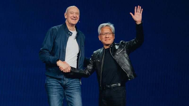 CES 2026: Jensen Huang (r), Gründer und CEO von Nvidia, und Roland Busch, Vorsitzender des Vorstands der Siemens AG, erweitern ihre Partnerschaft, um KI zum Betriebssystem der Industrie zu machen.(Bild:  Siemens/Nvidia)