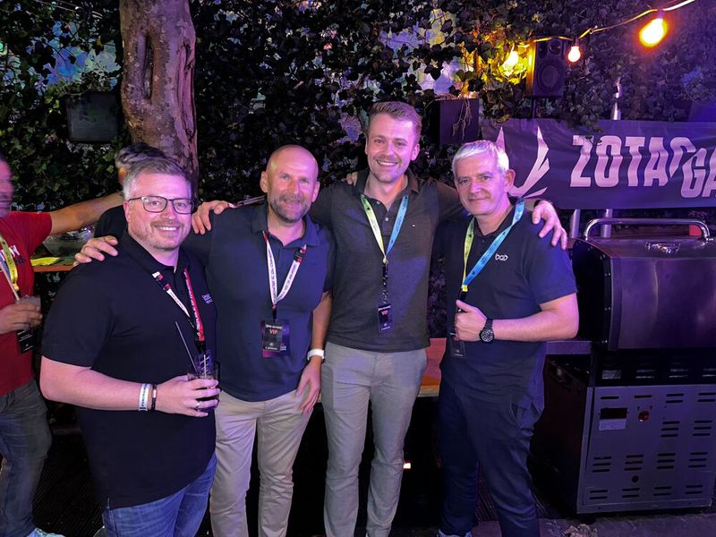 Distribution pur, (v. l.) Stephan Jenkins und Tom Kompes (Littlebit), Christian Welteroth (api) und Hajdar Gjokaj. (Bild: Vogel IT-Medien GmbH)