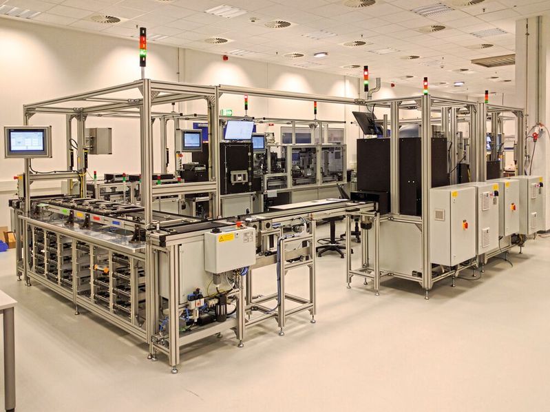 Eine OLED-Fertigungs- und Prüflinie in Aachen. Automation Uhr hat sich auf die Entwicklung und den Bau von Sondermaschinen in der Fabrikautomation spezialisiert.
