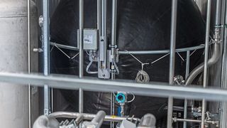 Kohlendioxid aus der Luft wird für die Erzeugung des Synthesegases benötigt, das dann zu Methanol und am Ende in synthetisches Benzin umgewandelt wird. Die Blase im Bild dient der CO2-Speicherung. (Bild: Boge)